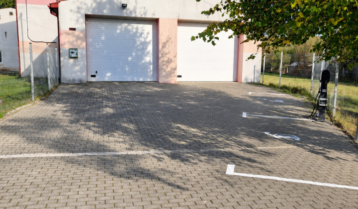 Aktuality / Nabíjacia stanica pre elektromobily v obci Kapišová - foto