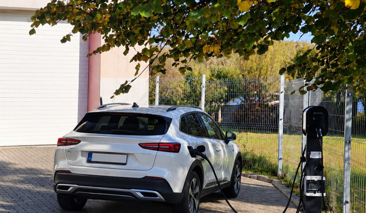 Aktuality / Nabíjacia stanica pre elektromobily v obci Kapišová - foto